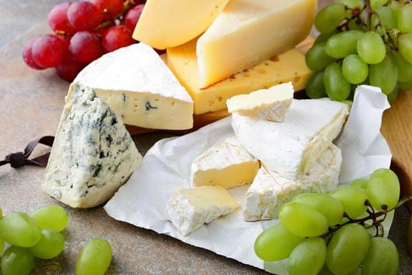 تناول الجبن يوميا… 8 أضرار قد تلاحقك